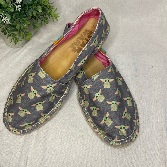 Star Wars Mandalorian Baby Yoda Shoes
Size 9W Espadrilles - Picture 1 of 10